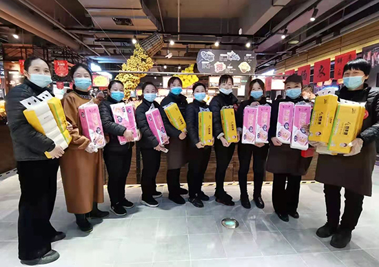 1月3日，13店严格按照四定原则，为昨日单品销售任务达成的家人们发放奖励.jpg