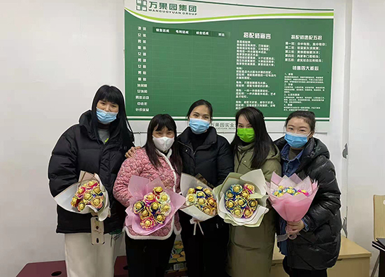 爱衣库三部部长情人节为采购家人准备精美礼物.jpg