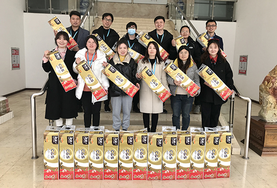 工业后勤发放女神节礼物.jpg