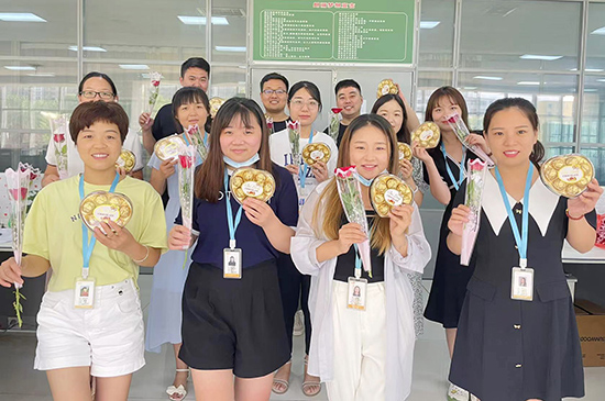 朗丽食品公司为团队发放巧克力和玫瑰花.jpg