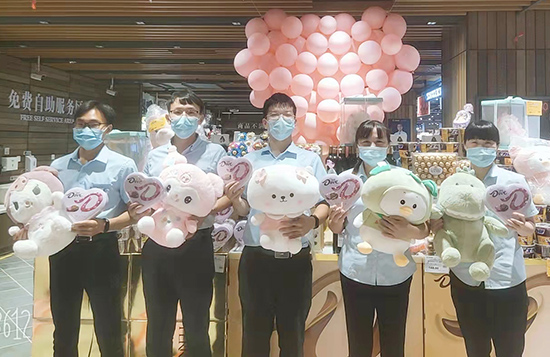 商业连锁13店为管理层发放巧克力和玩偶.jpg