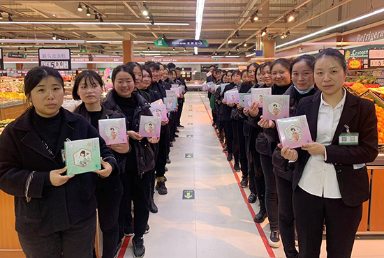 商业连锁90店为团队家人发放三八女神节礼物.jpg