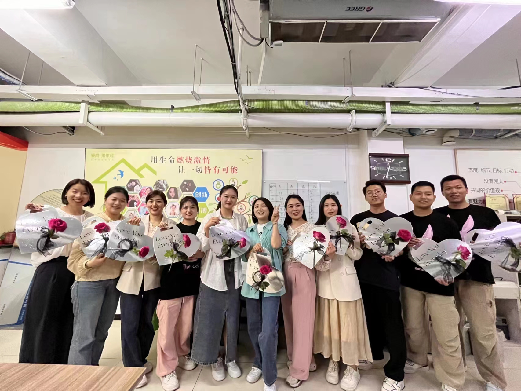 爱尚果果茂店长为团队发放节日礼物.jpg