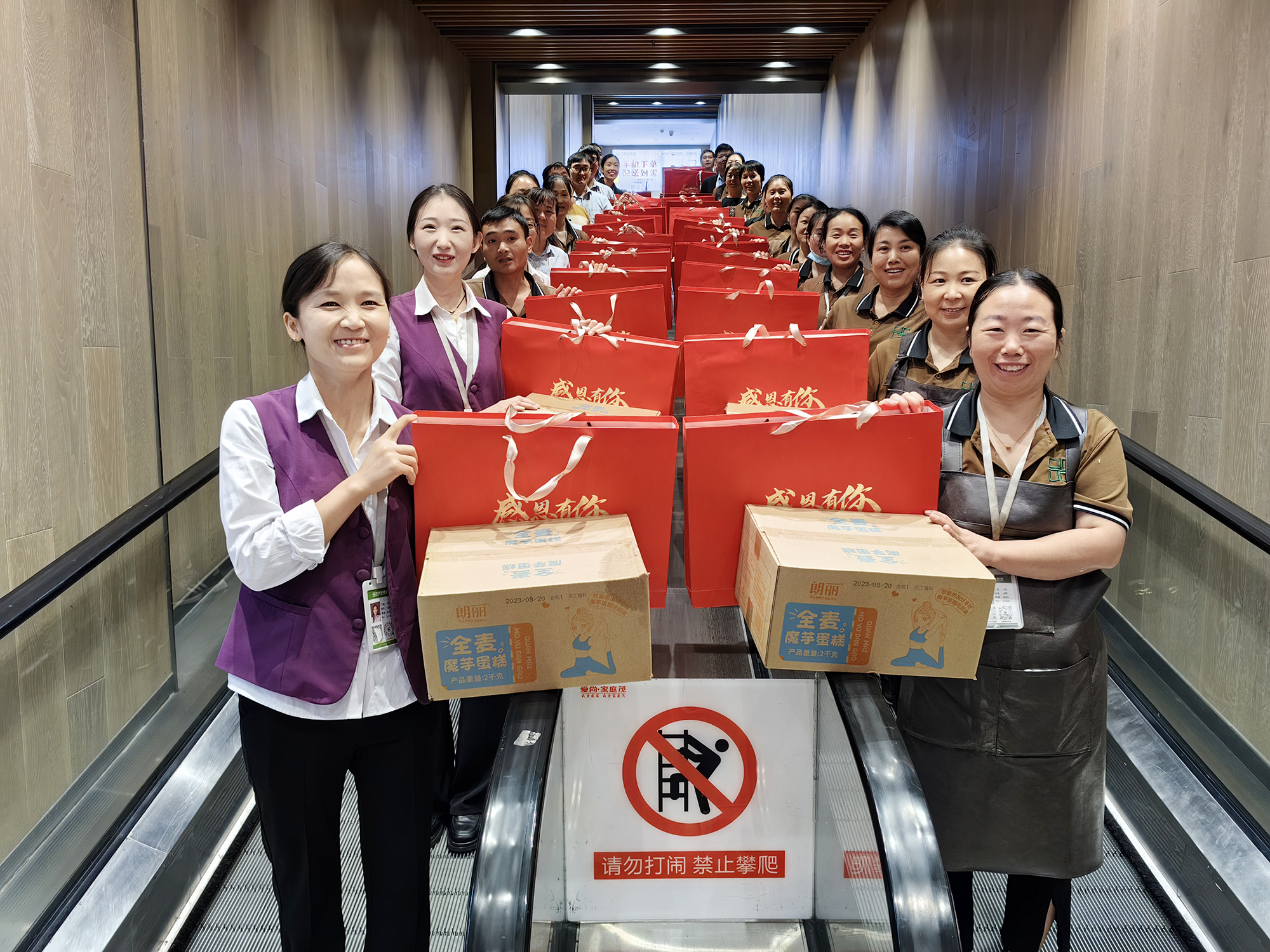 2 西华13店全体员工准备了中秋节福利.jpg