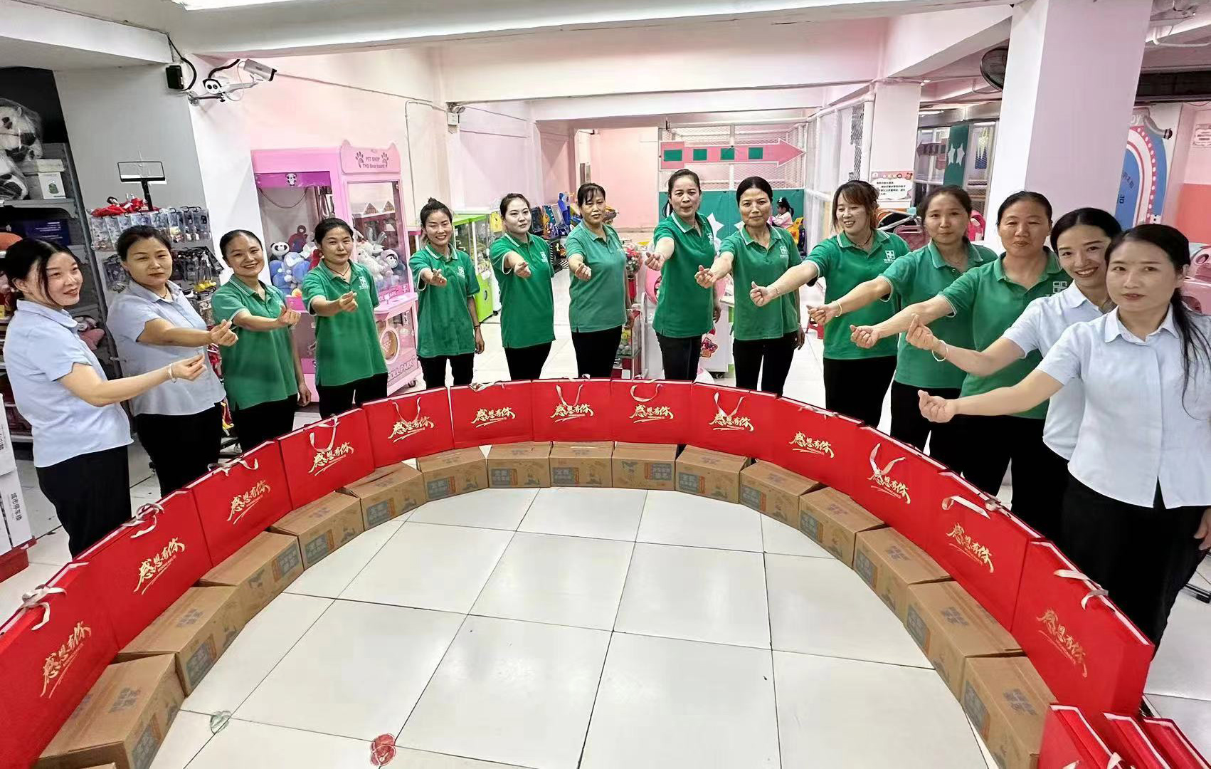 3 75店晚闭店后，庞店长亲自为家人们发放中秋节礼.jpg