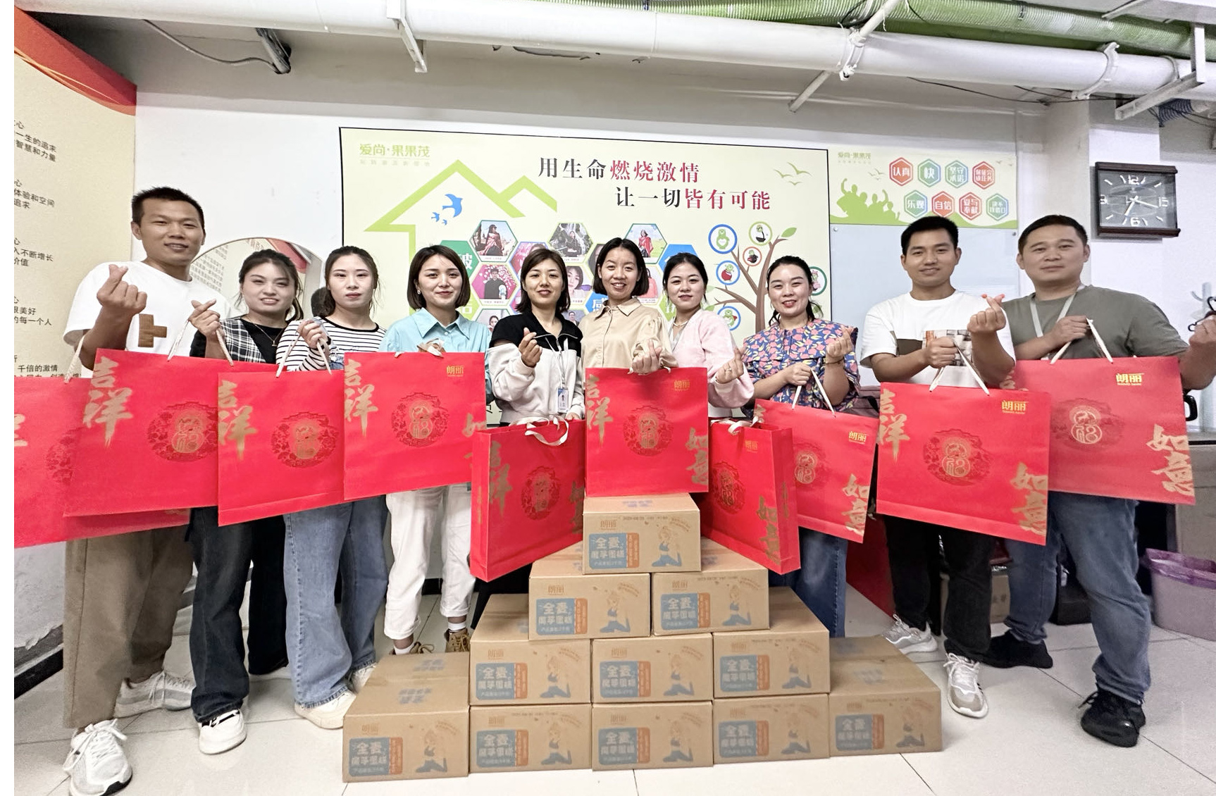 7 果果茂店长王明秀为家人们一一发放中秋福利.jpg