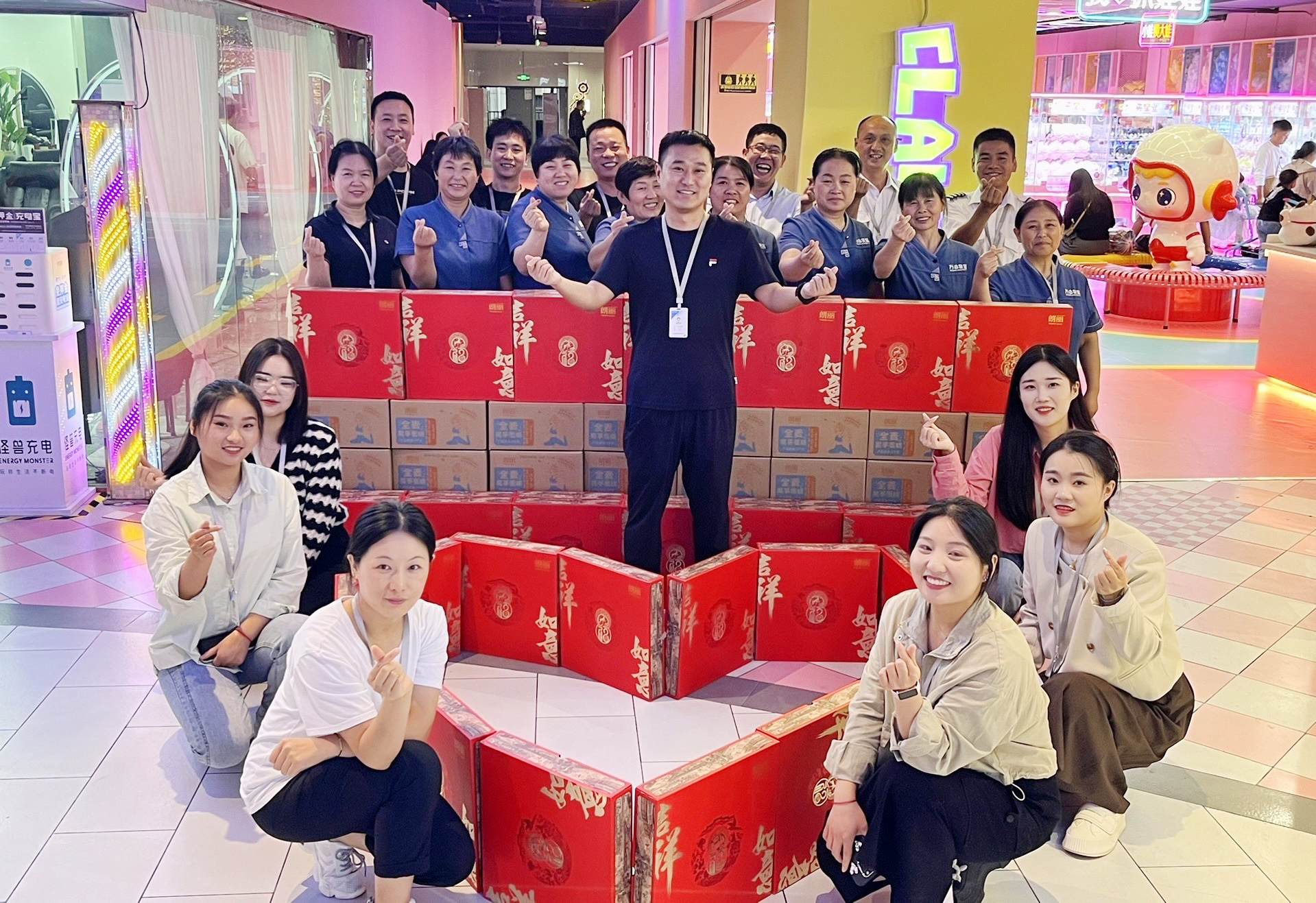9 周口好吃城店长宋博为好吃城每位家人们亲自发放中秋福利.jpg