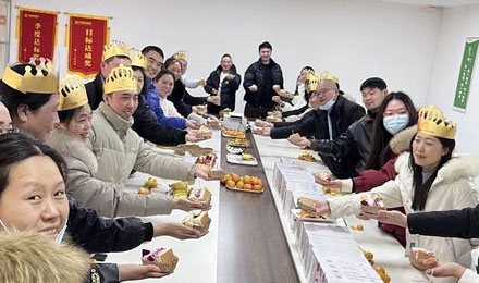10 朗丽食品公司开展集体生日会.jpg