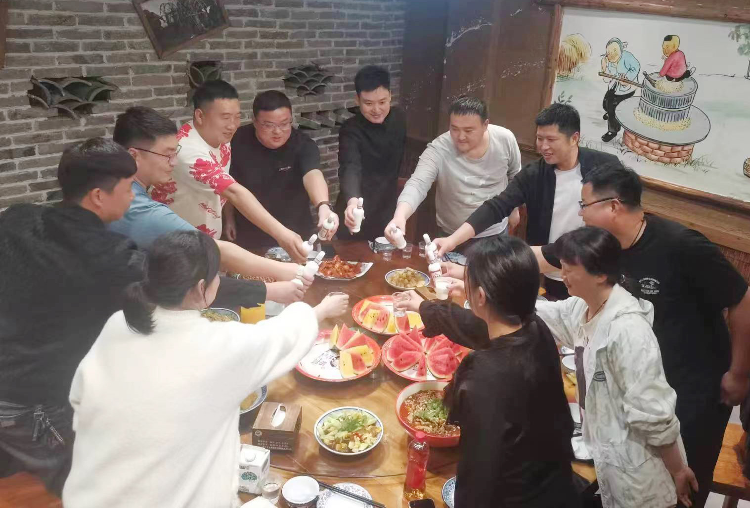 6 物流中心王海涛经理组织大家一起聚餐 0 .jpg