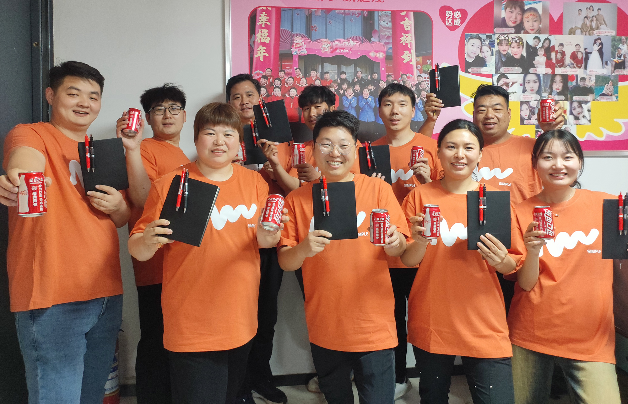 9 西华家庭茂店长石丽华，为团队加入发放了新财年公司定制的专属可乐 0 .jpg