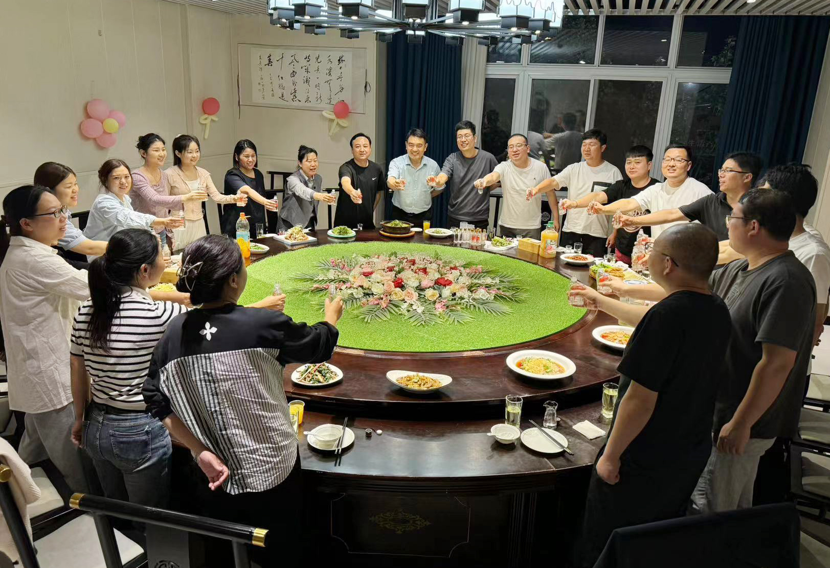 12 朗丽负责人侯其学组织朗丽团队成员聚餐 0 .jpg