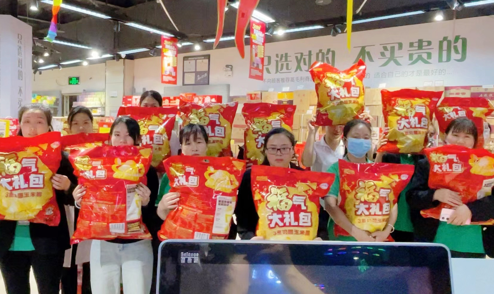 6 67店店长高永成看到大家为五一活动辛苦.jpg