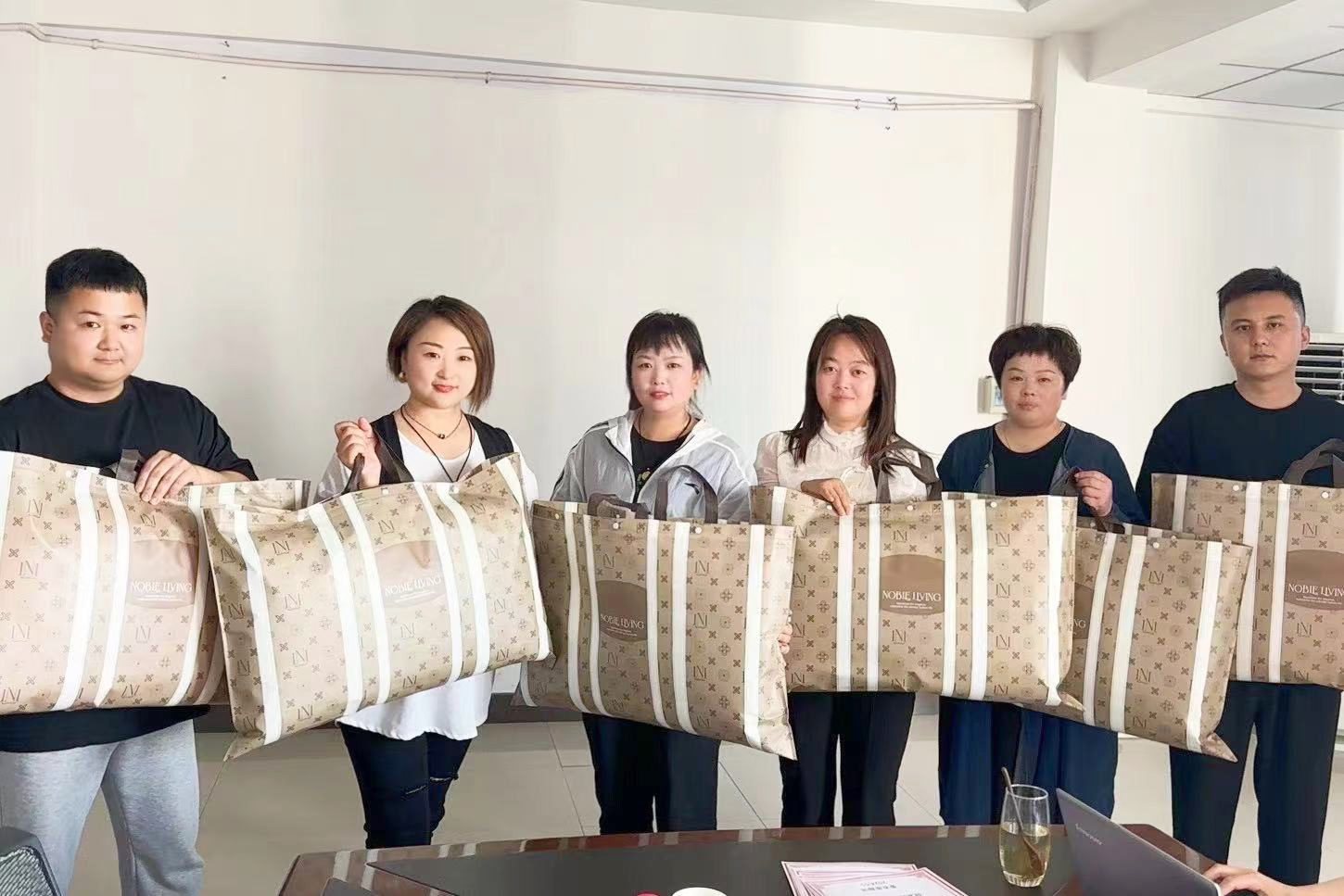 10 爱衣库营运经理李丽为四月店、课达成前三的家人分别奖励枕芯一个.jpg
