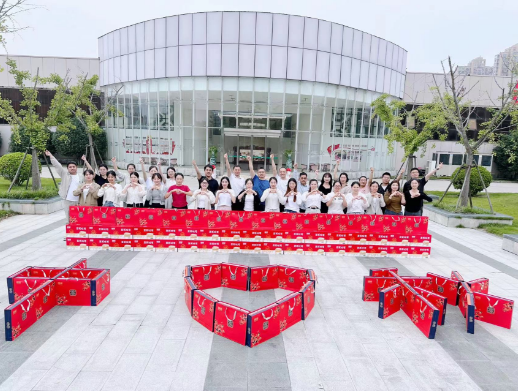 11、周家口食品公司家人领取中秋福利.png