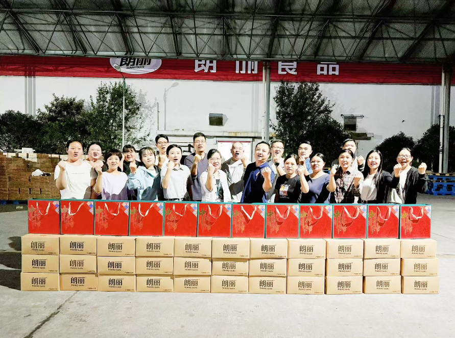 12、朗丽食品公司家人领取中秋福利.png