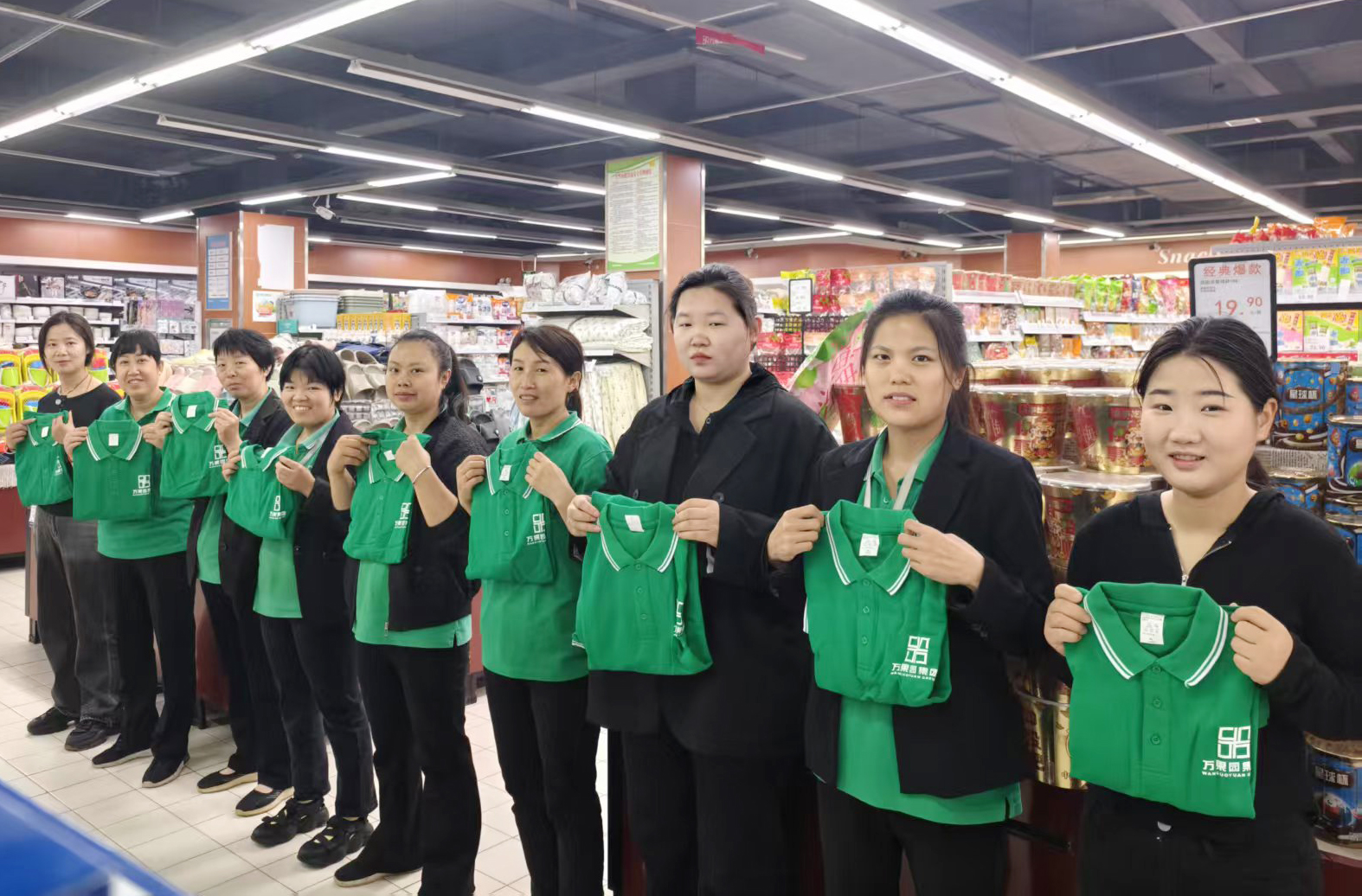 6、商业连锁88店利用为全体员工免费发放夏季工装.jpg