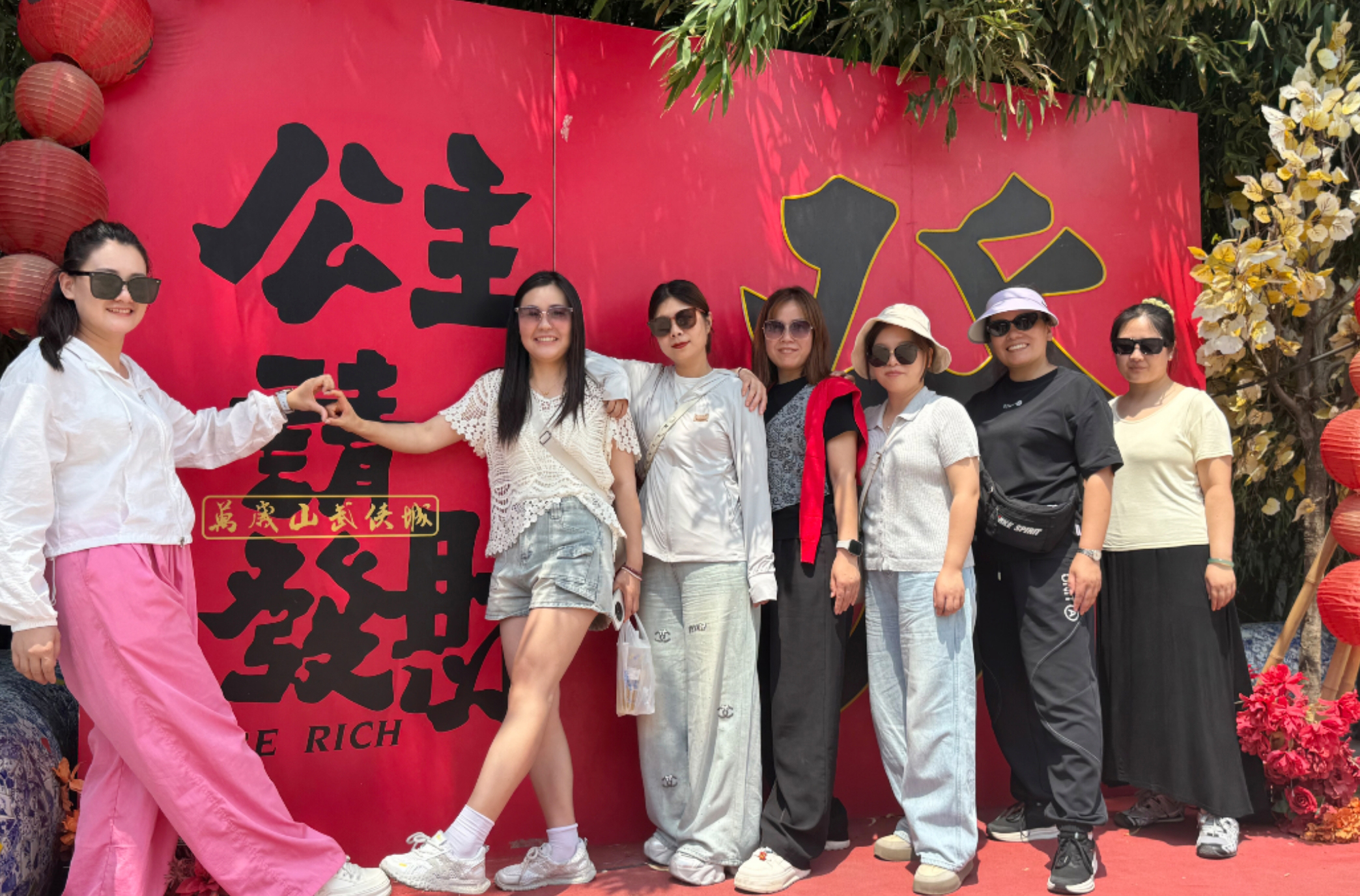 1、集团企业文化十队组织健康行活动.jpg