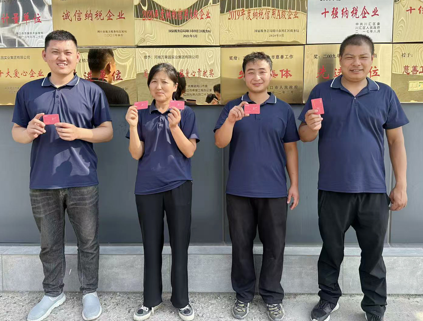 3、商业连锁工程部为优秀人员发放奖励.jpg