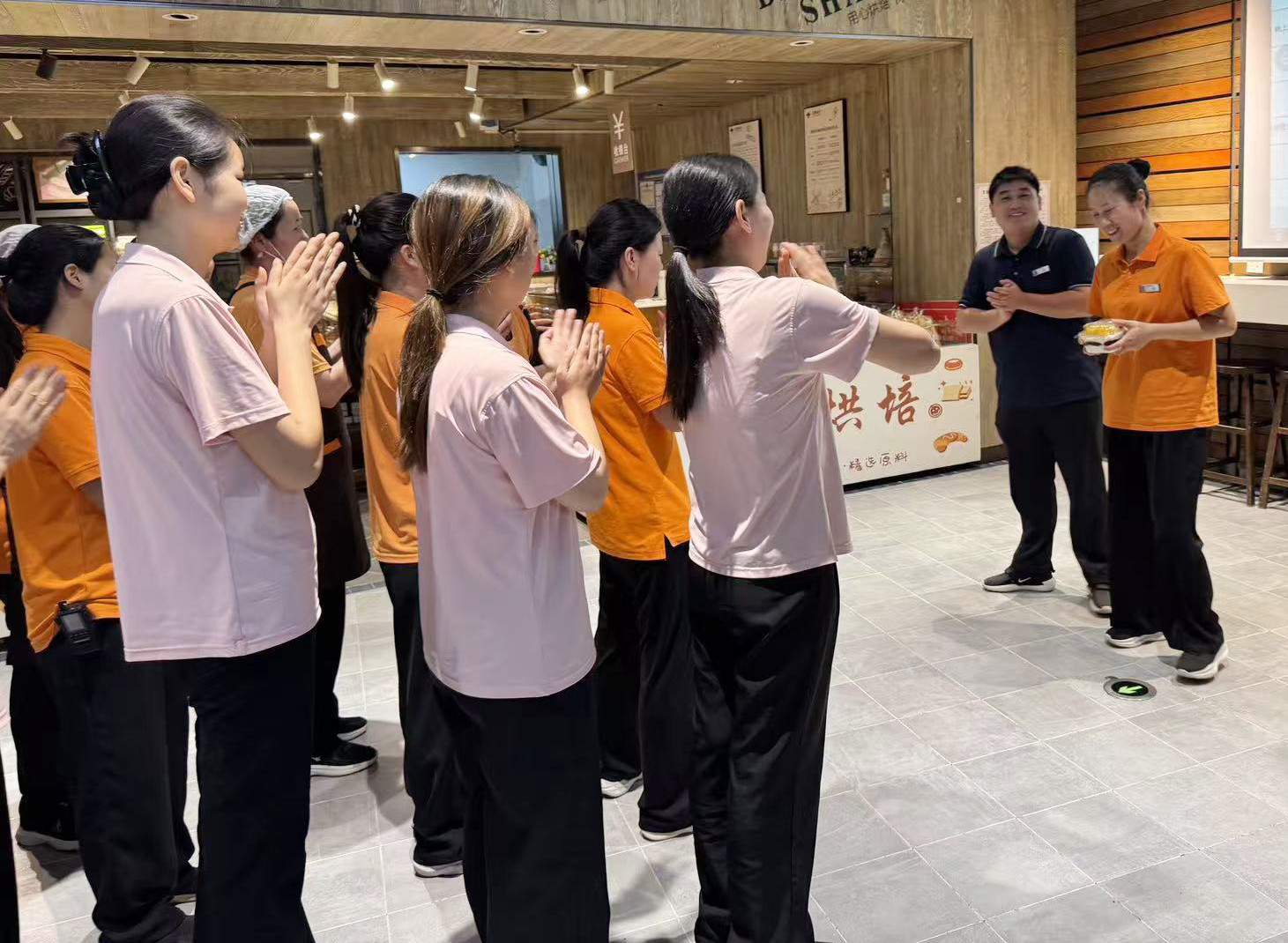 7月6日，91店值班店长为生日员工发放生日蛋糕，寿星员工在生日歌声中接过蛋糕惊喜连连.jpg