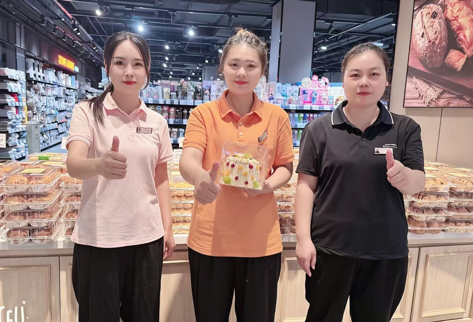 7月12日，3店值班店长为过生日的家人申玉川准备一份甜蜜的蛋糕，一份暖心关怀。.jpg