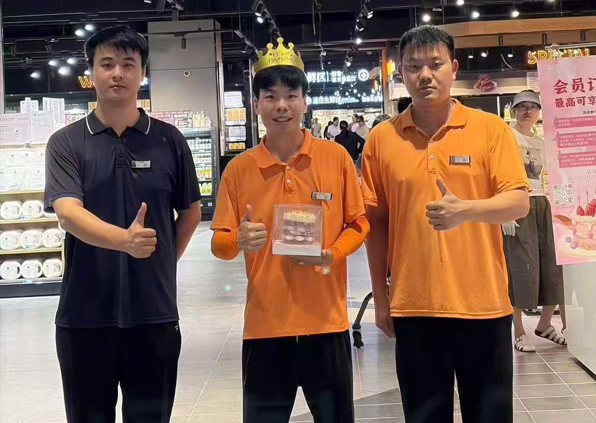 7月13日，96店值班店长为生日员工谭宇鑫发放生日蛋糕，寿星员工在生日歌声中接过蛋糕惊喜连连.jpg