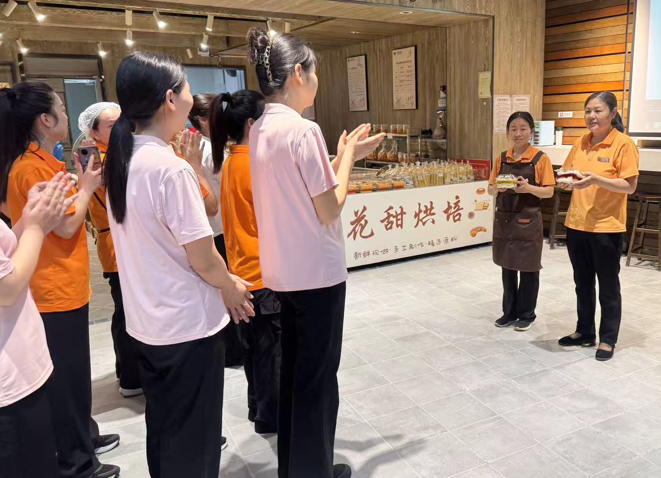 7月2日，91店值班店长为生日员工发放生日蛋糕，寿星员工在生日歌声中接过蛋糕惊喜连连.jpg