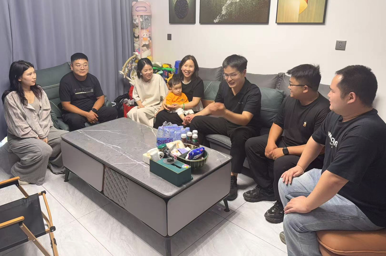 6月5日，团购部李经理为切实关心关爱员工，深入了解员工家庭生活状况，她带领部门成员，走进员工王丹威家中，送上慰问礼品.jpg
