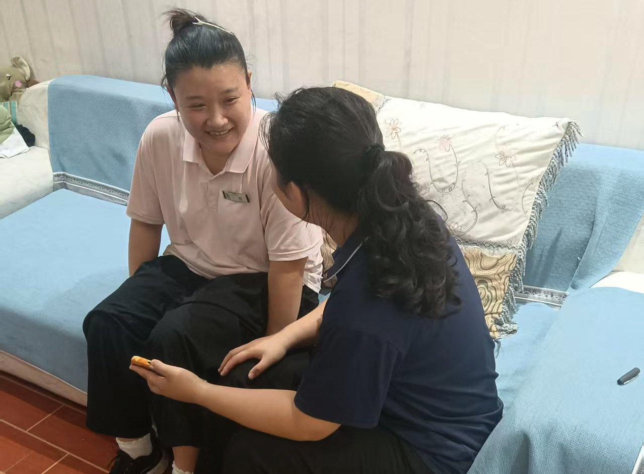 7月31日，28店公司阳光行暖心活动，店长董心怡看望门店员工周盼盼，以贴心沟通践行以人为本的暖心家文化.jpg