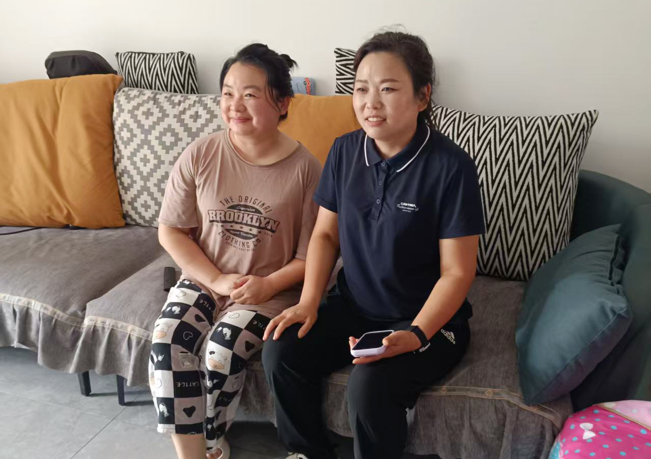 7月31日，70店店长任艳北带着慰问礼品，来到员工冯枫家中，细致了解其家中生活状况，倾听家属心声.jpg