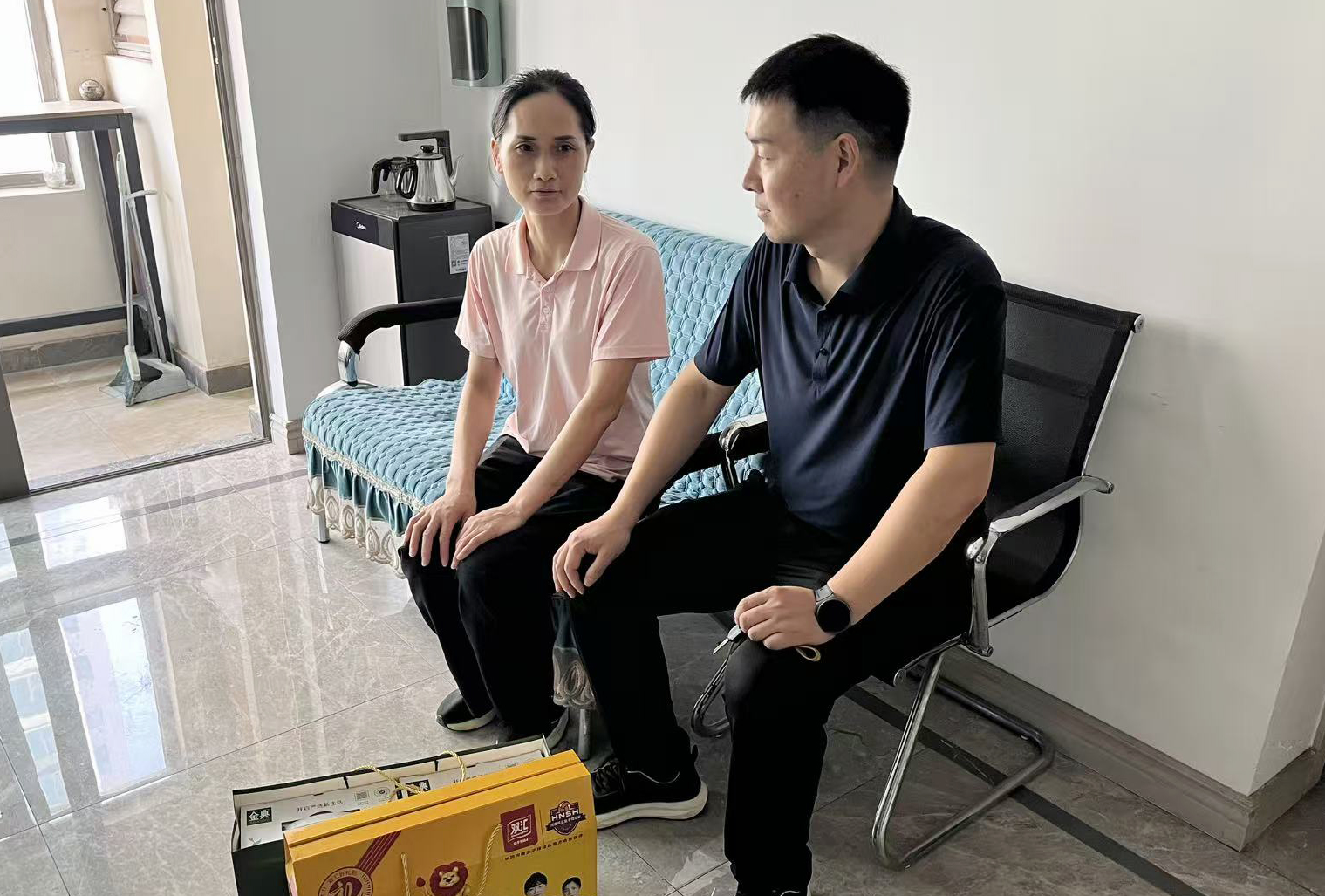 73店家人赵玉霞始终踏实做事，日常工作一丝不苟、默默任劳任怨坚守岗位。柴松前去阳光行.jpg