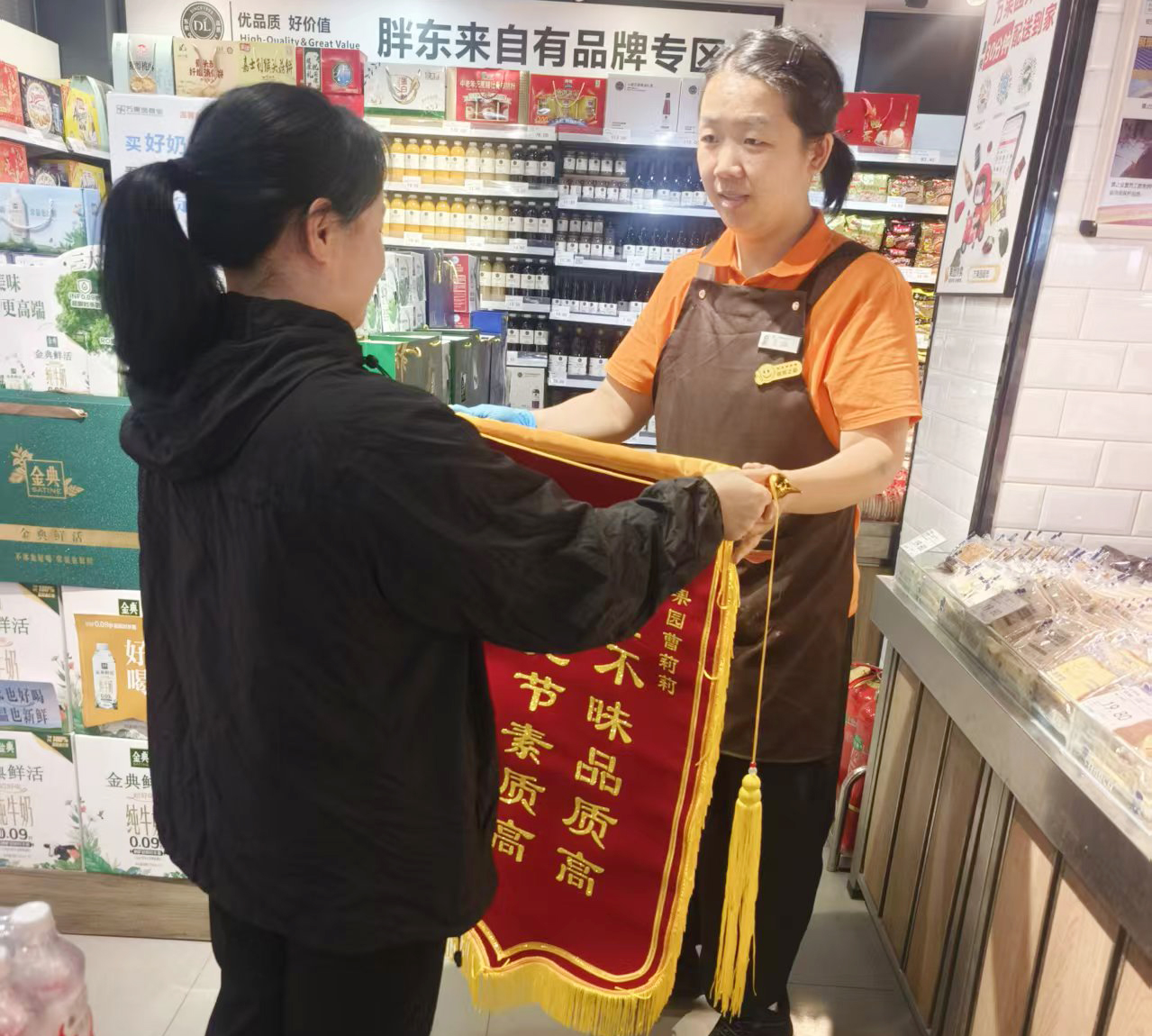 7月30日，61店家人曹莉莉在上货时，捡到顾客遗忘的购物卡，她积极寻找失主归还购物卡.jpg