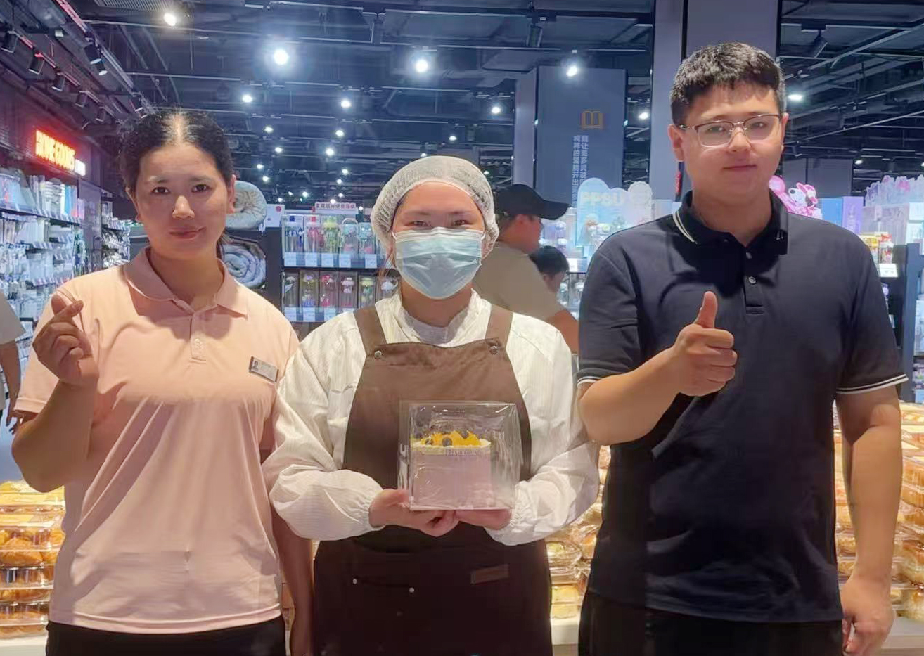 8月14日，3店韩店长为过生日的家人袁浩宇准备了生日蛋糕 拷贝.jpg
