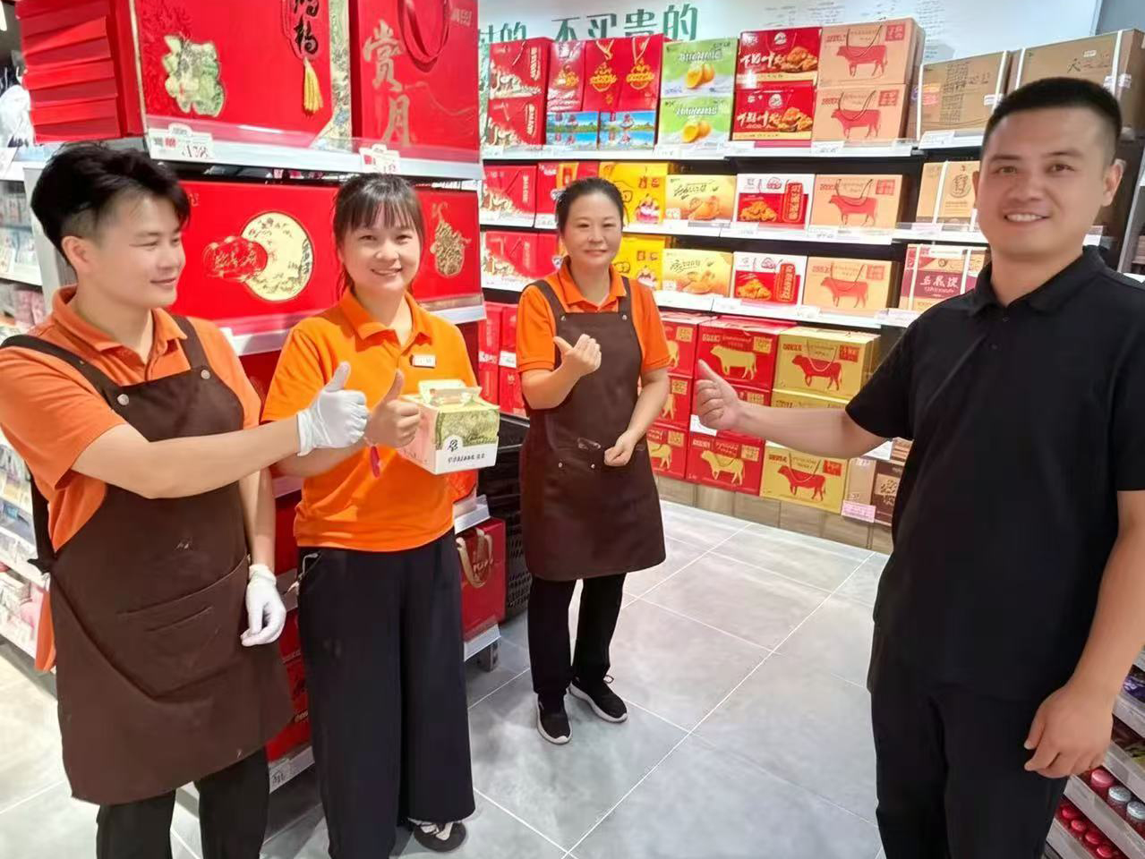 8月30日今天是22店家人廖紫薇的生日，公司传递大家庭的温暖，送上精美生日蛋糕一份.jpg