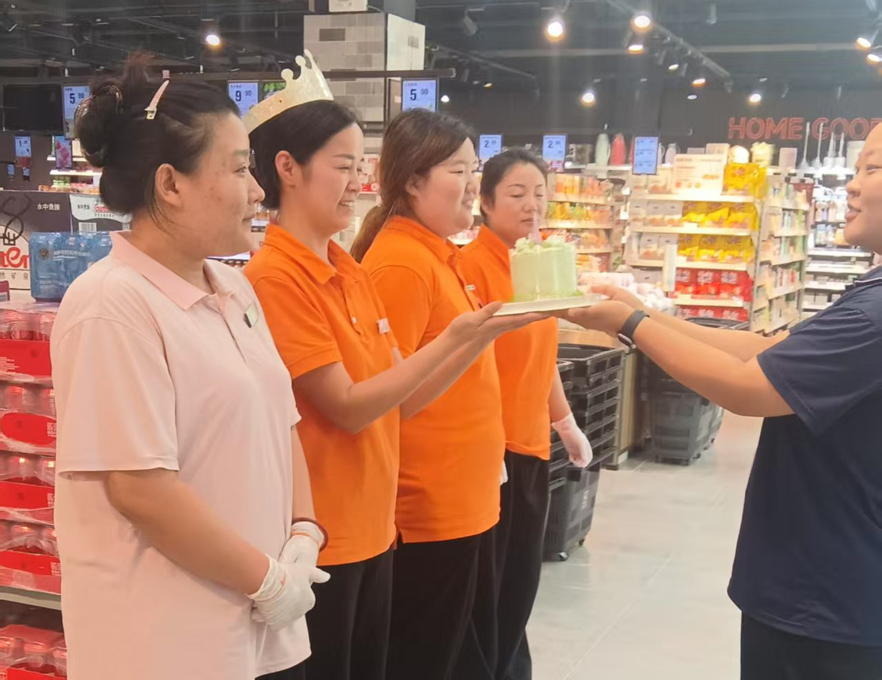 8月26日，今天是28店家人孟芳的生日，公司传递大家庭的温暖，送上精美生日蛋糕一份.jpg