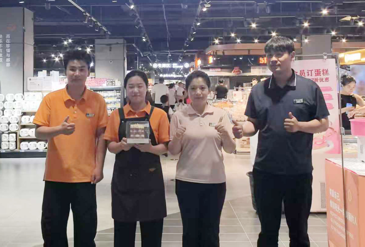 9月2日，为提升员工幸福感，践行企业文化，今日值班店长为生日员工常营营发放生日蛋糕.jpg