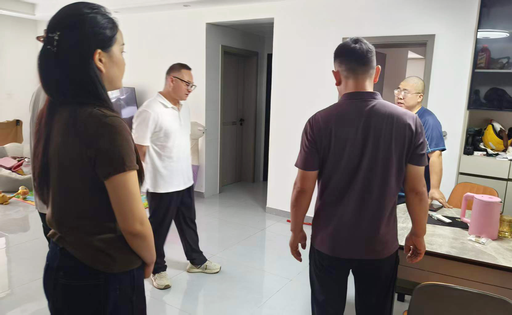 8月28日，动力部员工王亚北正处于康复休养阶段，朗丽负责人侯其学带领员工代表上门看望，携慰问品送去集体的暖心关怀.jpg