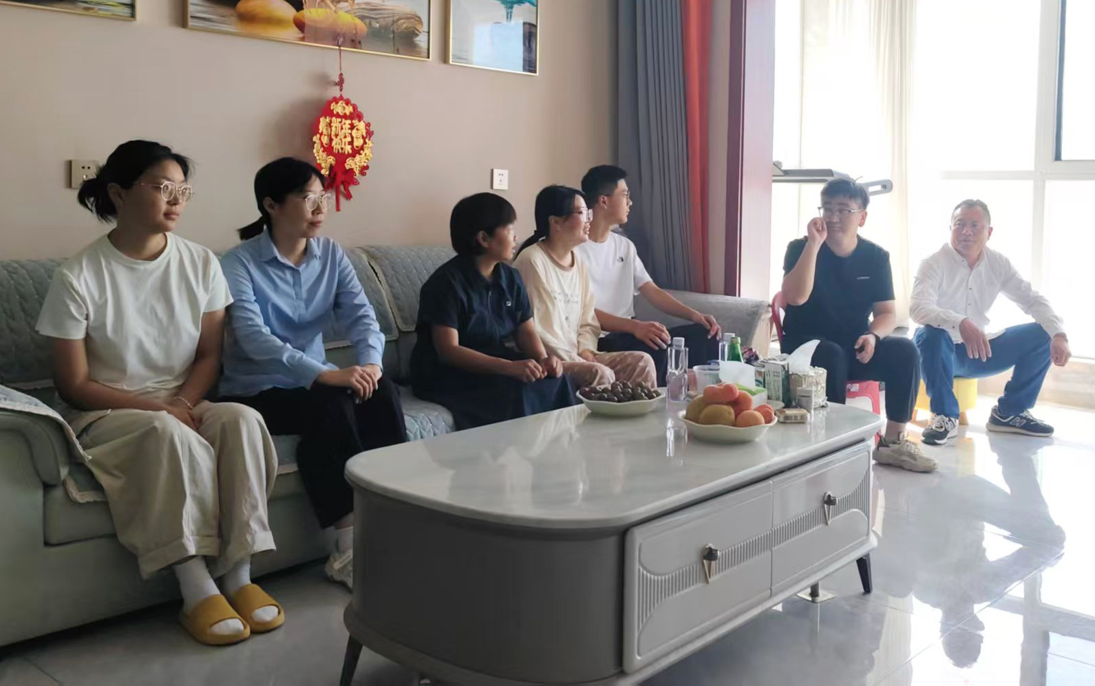8月9日，晟地物业经理刘丽华生病。物业总监王玉梅得知消息后，立即开展“阳光行”暖心慰问活动.jpg