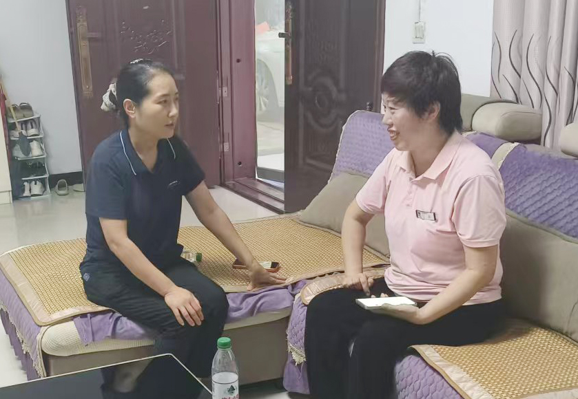 8月26日下午，43店店长庞美丽携带慰问品，前往收银员王喜丽家中开展阳光行家访活动。.jpg