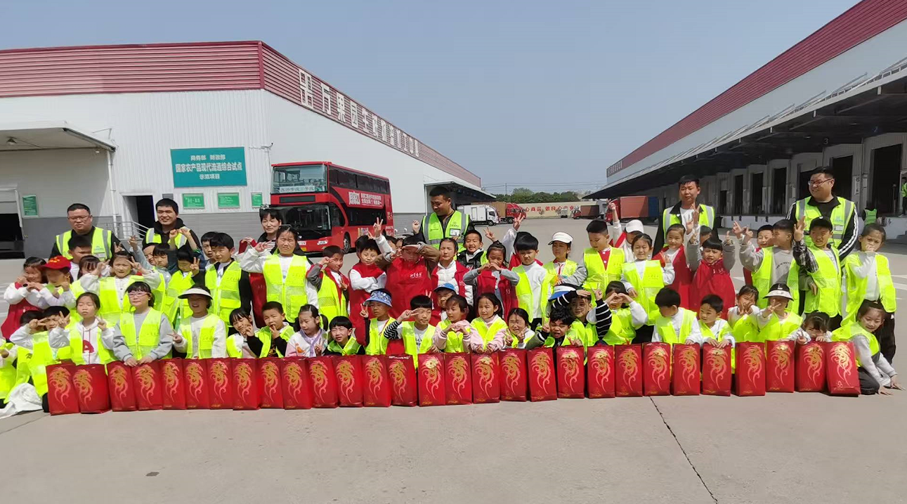 新华书店&商业公司联合开展少年研学营活动