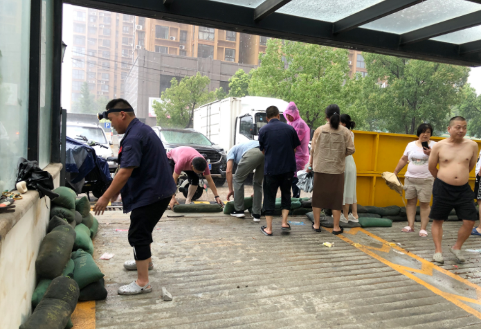 雨中的守护——物业防汛保家园