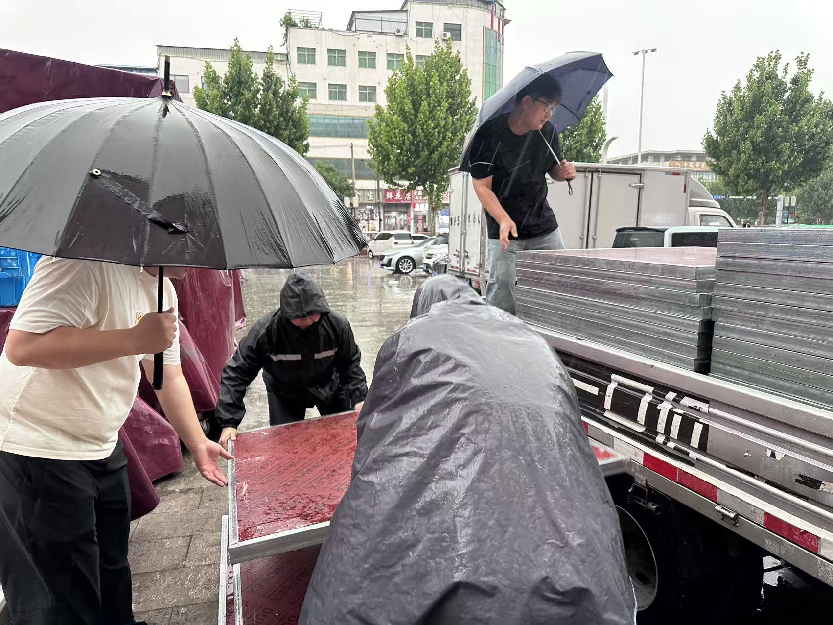暴雨之中显担当 凝心聚力践初心