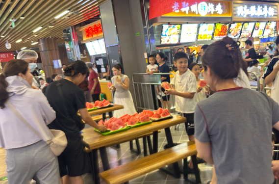 爱心助农  万果园免费请全市人民吃西瓜