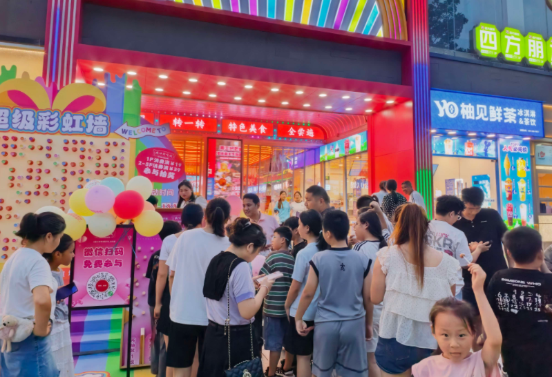 爱尚周口好吃城：周末彩虹墙抽奖活动点燃消费热情