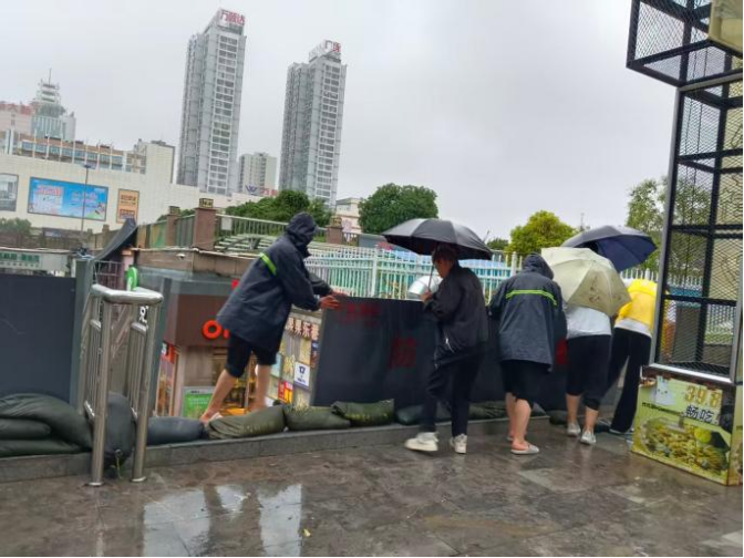 风雨之中勇担当 抢修保畅护街区