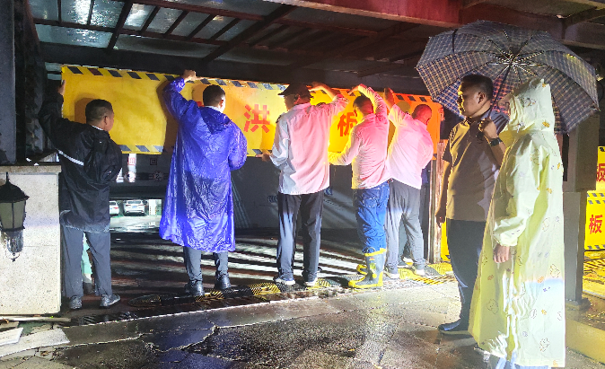 风雨坚守显担当 凝心筑牢家园安全防线