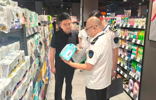 市卫生健康联合巡查组对商业连锁超市进行专项检查