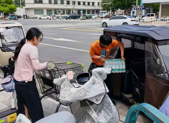 商业连锁46店防损区的男孩子